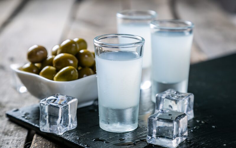 Smag på den græske drik Ouzo