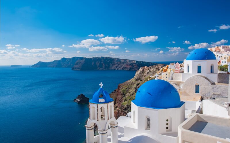 Overalt i Grækenland kan du se de hvidkalkede huse med blå detaljer