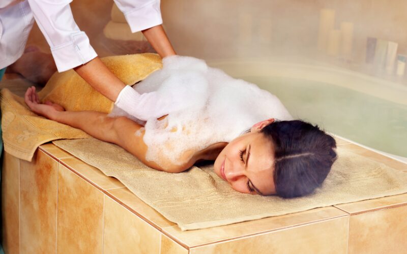 Forkæl kroppen med et tyrkisk bad og en omgang massage