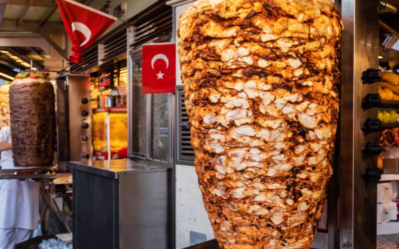 I Tyrkiet finder du flere forskellige former for Kebab, her ses döner kebab