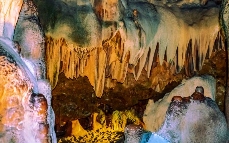 Gå på opdagelse i de mystiske og naturskønne grotter