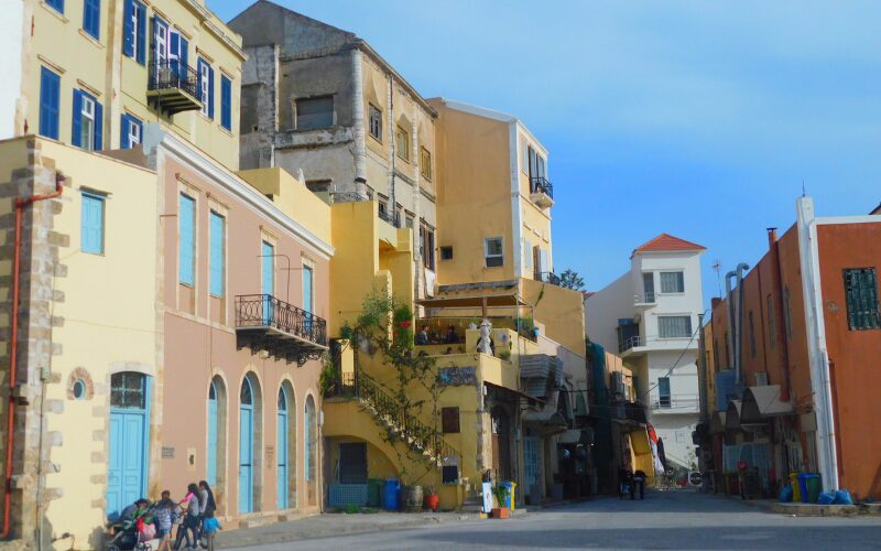 Se de smukke pastelfarvede huse der pryder havnen i Chania