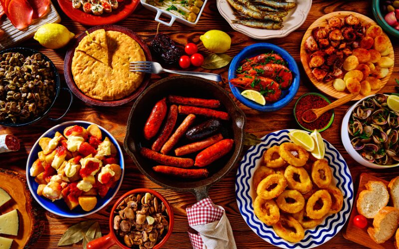 Spis lækker spansk mad, herunder tapas