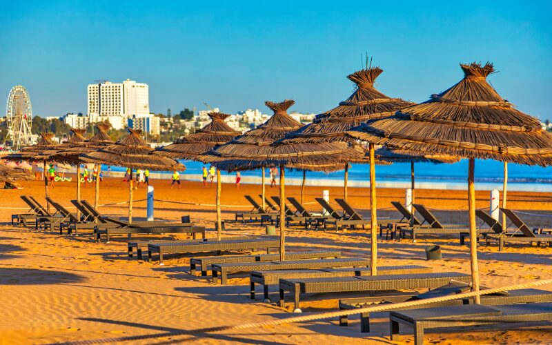 Nyd en dag med badning og strandsjov på stranden i Agadir