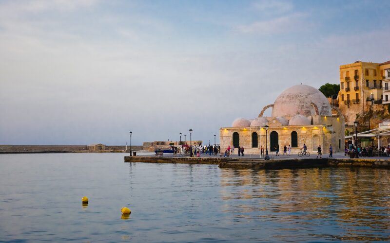 Besøg Janitshar moskeen der pryder havnen i Chania