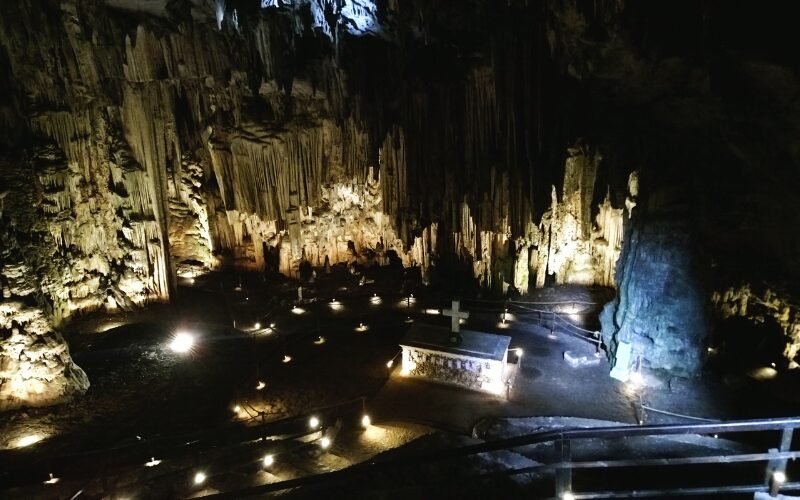 Udforsk den barske historie der gemmer sig i Melidoni-grotten