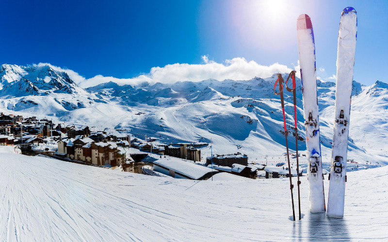 Ski står klar til brug i sneen med udsigt over Alperne