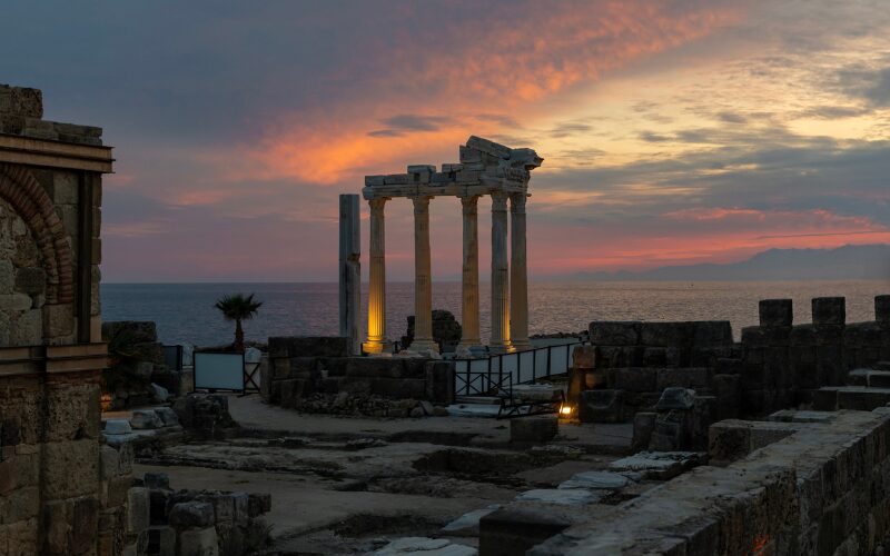 Nyd solnedgangen på toppen af Side ved Apollons Tempel.