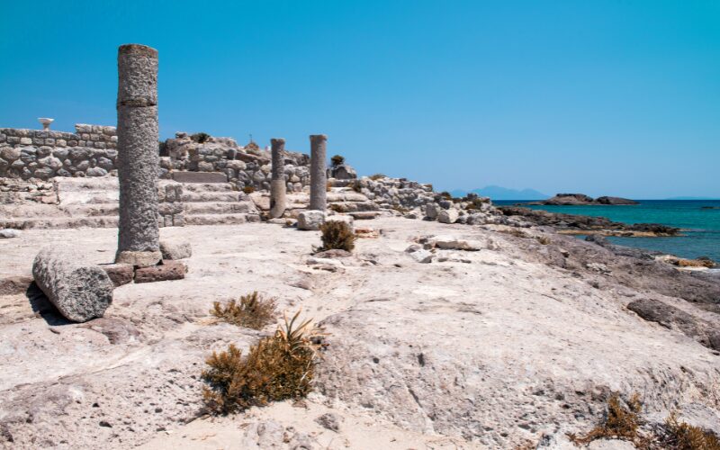 Udforsk de historiske monumenter på Agios Stefanos Beach