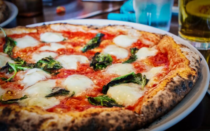 Du kan ikke rejse til Italien uden at få en klassisk stenovnsbagt pizza