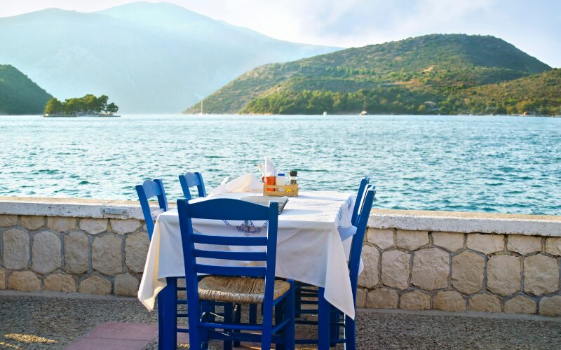 På Rhodos finder du mange restauranter der er inspireret af de græske farver