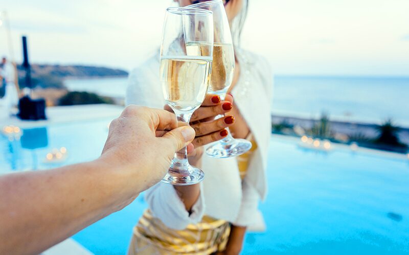 Forkæl dig selv med masser af champagne på ferien