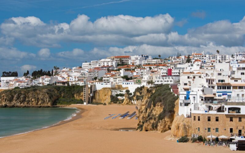 Besøg den populære ferieby Albufeira i Portugal