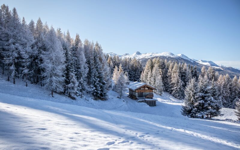 En snedækket hytte i Les Arcs