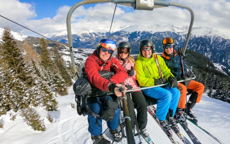 Glade venner oppe i skiliften