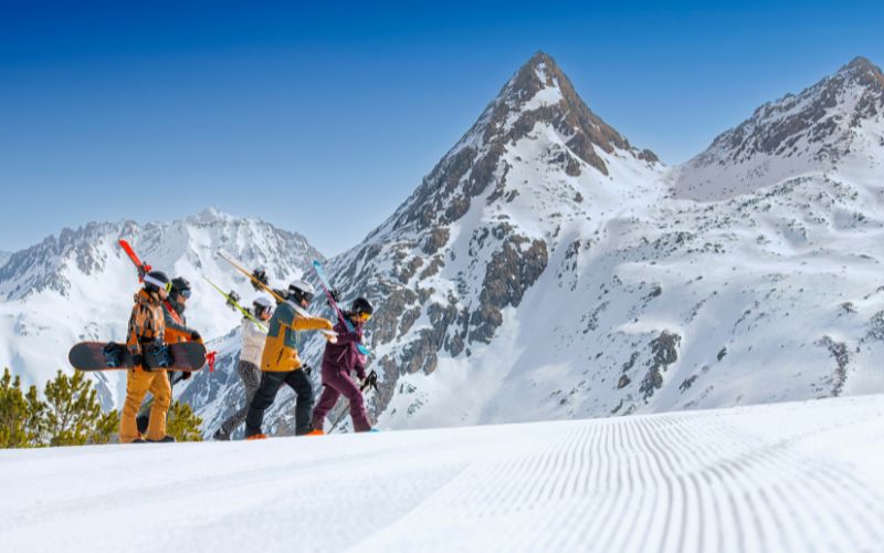 Gruppe på ski i alperne