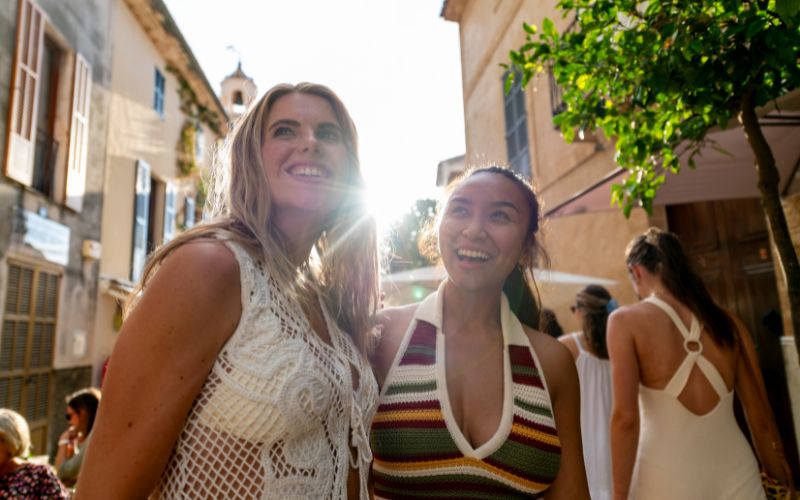 Piger smiler på ferie på Mallorca i Spanien